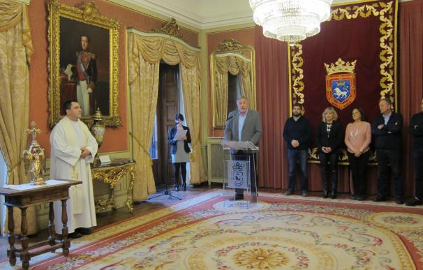 El Ayuntamiento de Pamplona recibe al Ángel de Aralar sin representantes de Arazandi e I-E