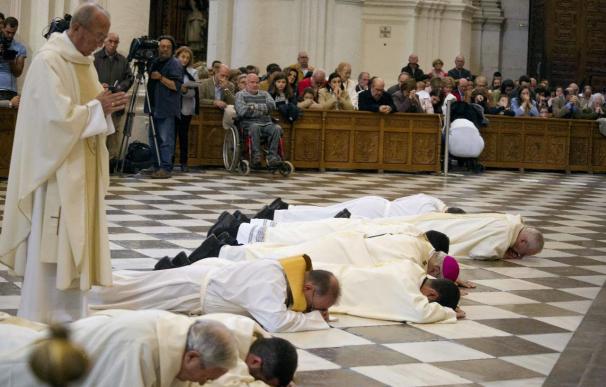 El arzobispo de Granada se postra ante el altar para pedir perdón por los "escándalos"