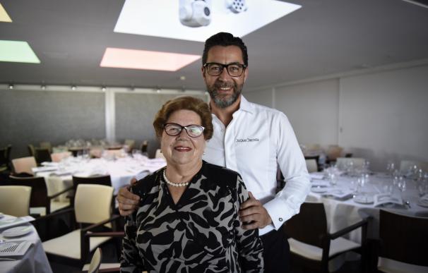 Quique Dacosta cocina junto a su abuela en París en la gala que proclama su restaurante como el octavo mejor de Europa