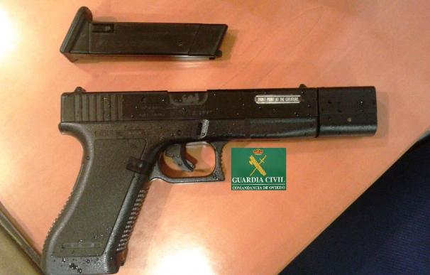 Un hombre se enfrenta a una multa de 600 euros por llevar una pistola simulada por el centro de Oviedo