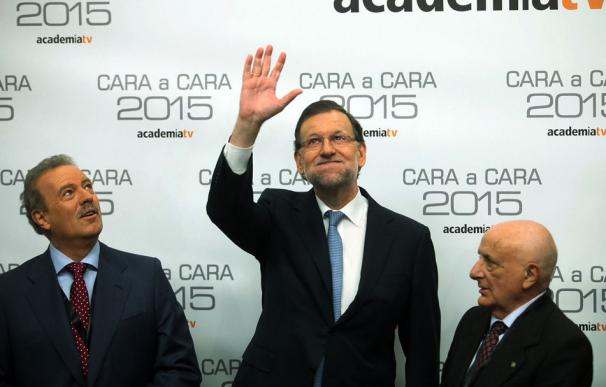 Rajoy mira al cielo al concluir el debate cara a cara con Pedro Sánchez (Foto: José González)
