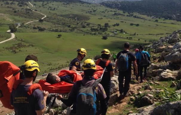 Bomberos de Ubrique rescatan y trasladan a un excursionista enfermo