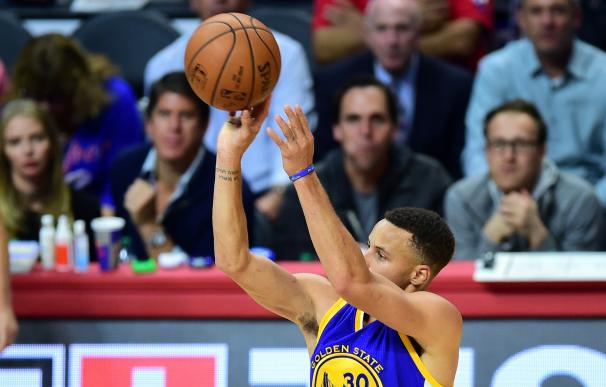 Steph Curry of the Golden State Warriors shoots fo