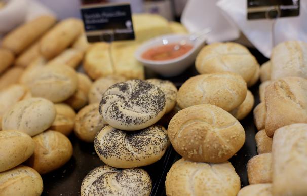 Un total de 47 panaderos de Madrid recogerán firmas contra refrán 'pan con pan comida de tontos' por ser "denigrante"