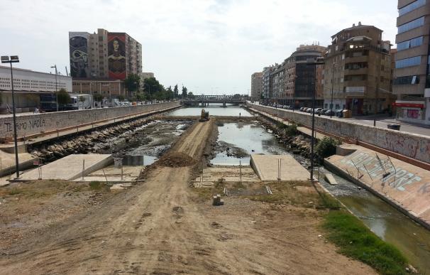 Emasa investigará la procedencia de los lodos que generan malos olores en el cauce del Guadalmedina