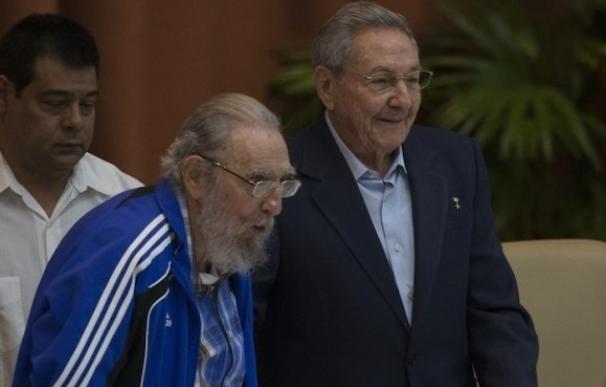 Raúl Castro anuncia la jubilación de la "dirección histórica" del PCC en los próximos cinco años