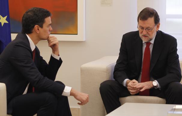 Rajoy y Sánchez mantienen un encuentro de apenas 45 minutos en Moncloa, en el que se saludaron con frialdad