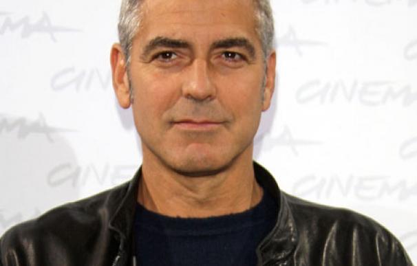 George Clooney se recupera de la operación de codo