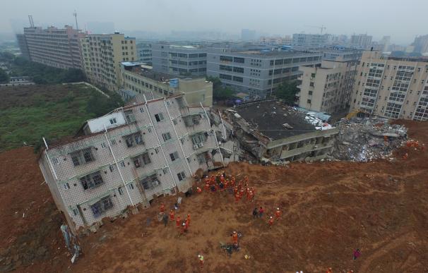 Rescatada con vida una persona tras pasar 60 horas atrapada por el derrumbe de un complejo industrial en China