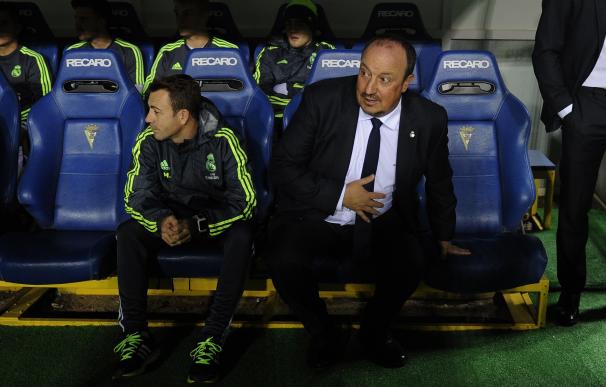 Real Madrid's coach Rafael Benitez (C) looks on be