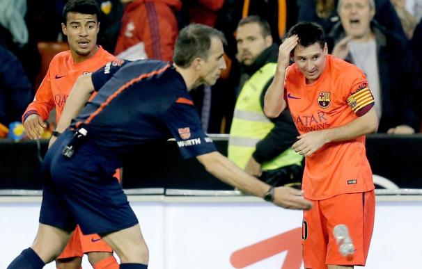Busquets salva al Barça en Mestalla en un día de luto para el fútbol español
