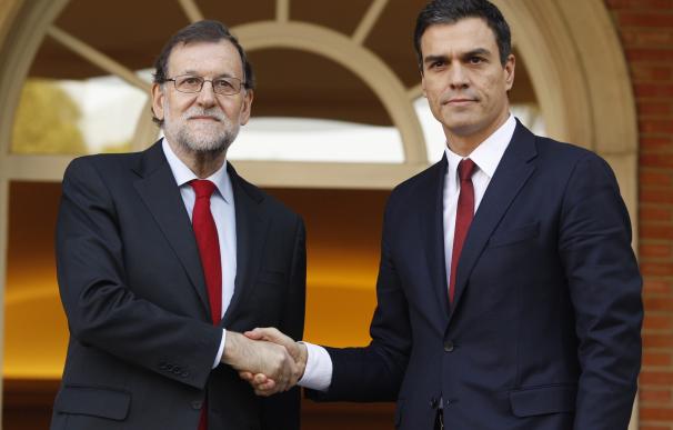 Rajoy y Sánchez se saludan con frialdad en su primer encuentro en Moncloa tras las elecciones
