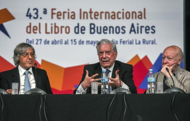 ¡Más literatura y menos pantalla! plantea Vargas Llosa en tiempos de redes sociales