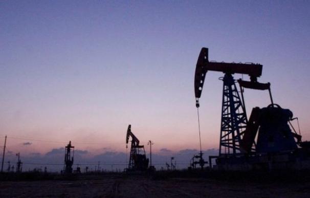 El petróleo Brent baja a mínimos de 2017, por debajo de 50 dólares