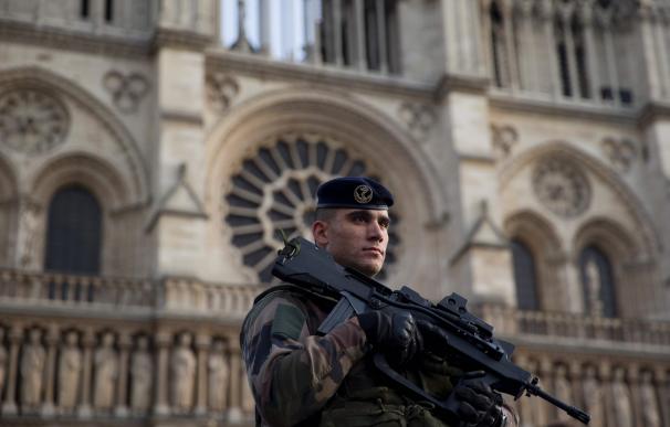 Soldado francés patrullando en Notre Dame
