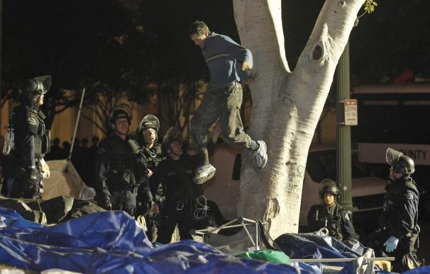 Cerca de 300 detenidos durante el desalojo de Occupy Los Angeles