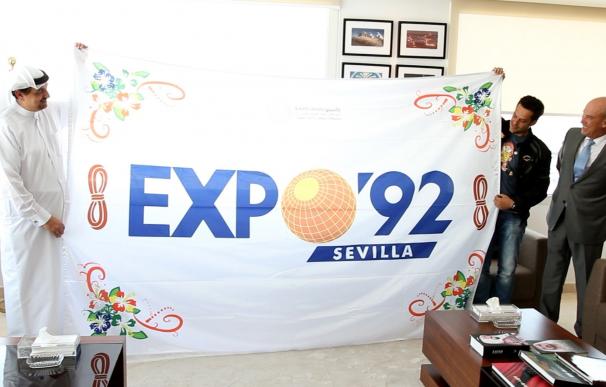 Un sevillano lleva la bandera de la Expo 92 a Emiratos Árabes para hermanar la muestra sevillana con Dubai 2020