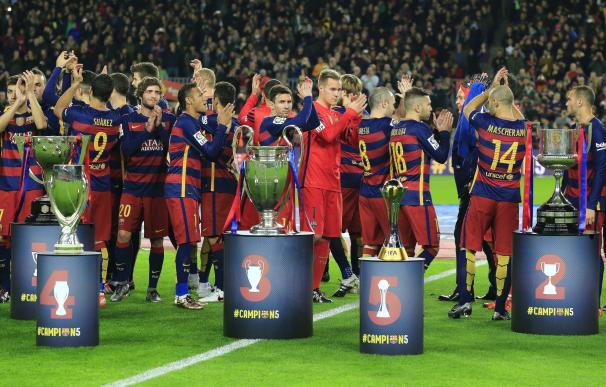 FC Barcelona players applaud after posing with the