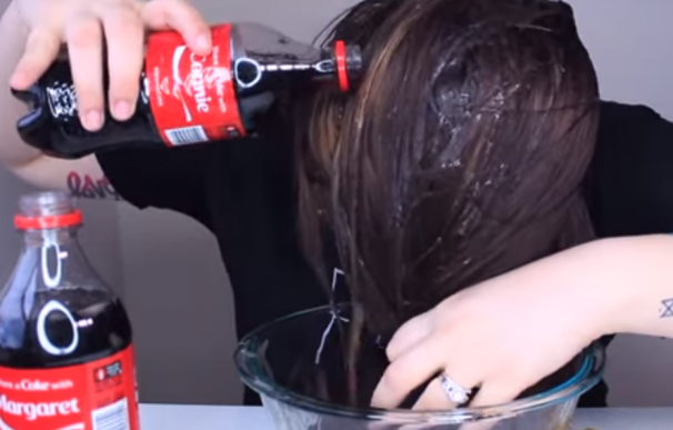 Bloguera lavándose el pelo con Coca-Cola (Youtube)