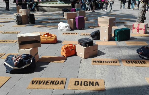 Amnistía Internacional alerta de la vulneración del derecho a la vivienda en una acción en Barcelona