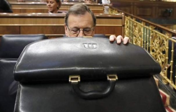 La 'chuleta' que acompañan a Rajoy para presumir de los datos económicos