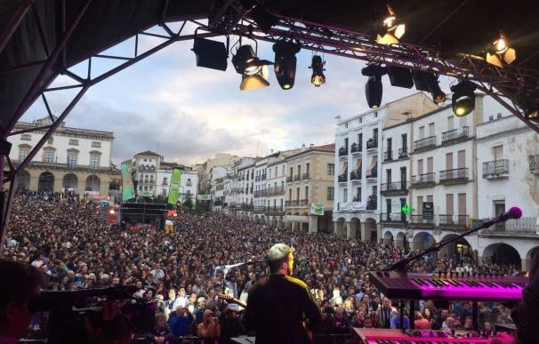 Womad Cáceres arranca con más de 30.000 personas en los conciertos de la ciudad monumental durante el viernes