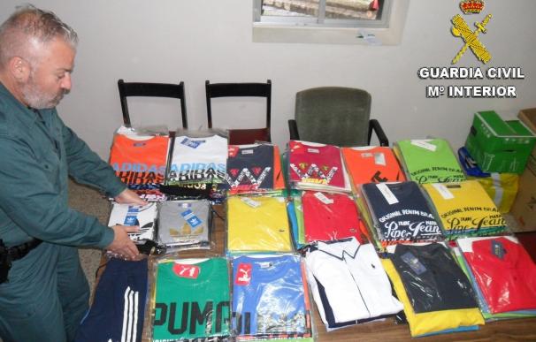 Investigada una vecina de Vilagarcía (Pontevedra) interceptada con más de 170 prendas de ropa supuestamente falsificada