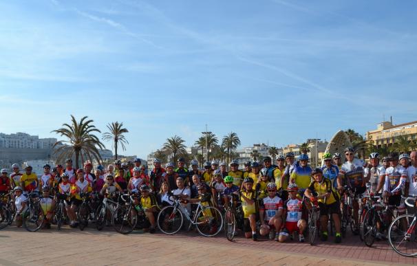 200 turistas senior franceses visitan Peñíscola interesados en el ciclismo