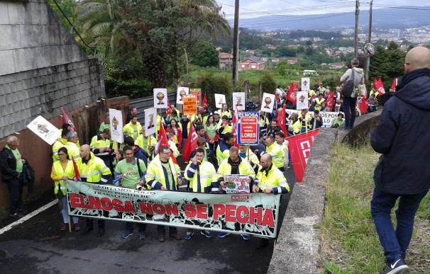 Miembros del comité de Elnosa se manifiestan en Pontevedra y se concentran cerca de la vivienda del alcalde