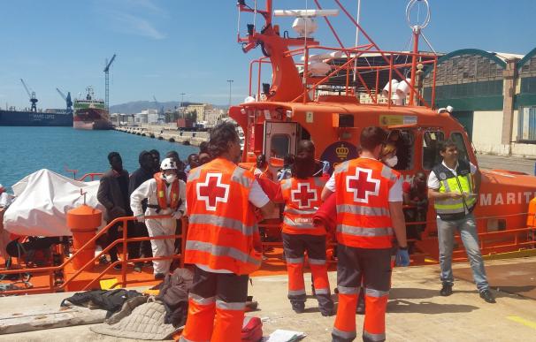 Rescatados 54 subsaharianos a bordo de una patera interceptada a 36 millas al sureste de Málaga