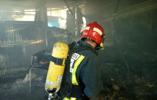 Un incendio calcina un salón de celebraciones en Las Torres de Cotillas