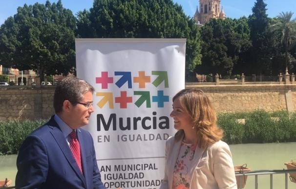 Los centros de la mujer de Murcia exhiben sus obras artísticas en la II Muestra Cultural de Actividades Culturales