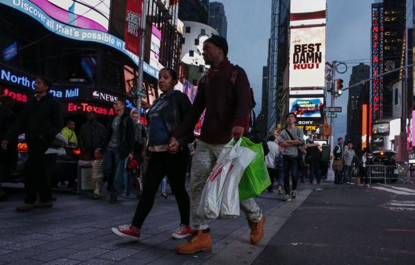 NEW YORK, NY - DECEMBER 24: A couple carries shopp