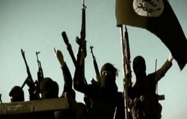 Imagen de varios combatientes con una bandera de Estado Islámico /AFP