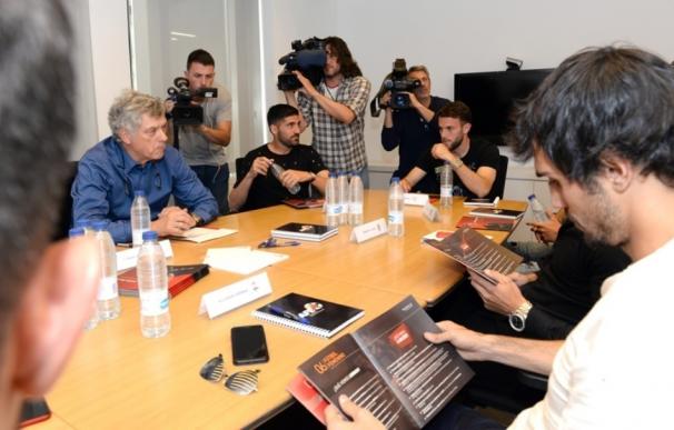 Villar expone a los futbolistas su proyecto continuista en la RFEF en la sede de AFE