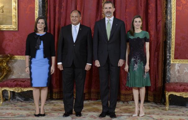 Don Felipe y Doña Letizia ejercen de anfitriones con el presidente de Costa Rica y su mujer