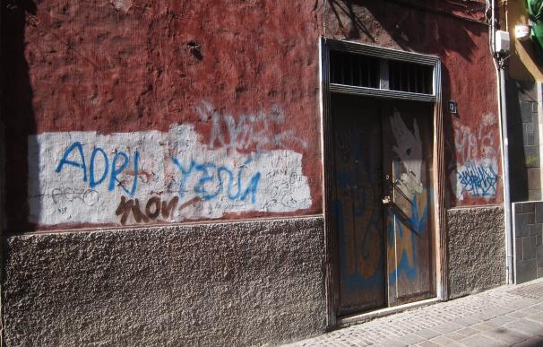 La Policía Local identifica y sanciona a los autores de numerosos grafitis en la capital tinerfeña
