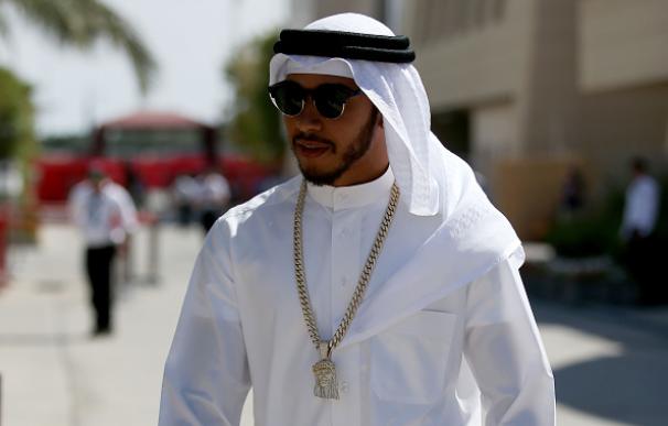 Así se presento el 'jeque' Hamilton al GP de Bahréin