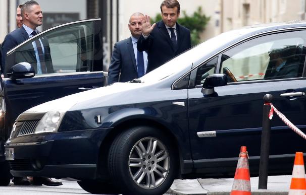 Macron asiste a su primer acto oficial como presidente electo de Francia