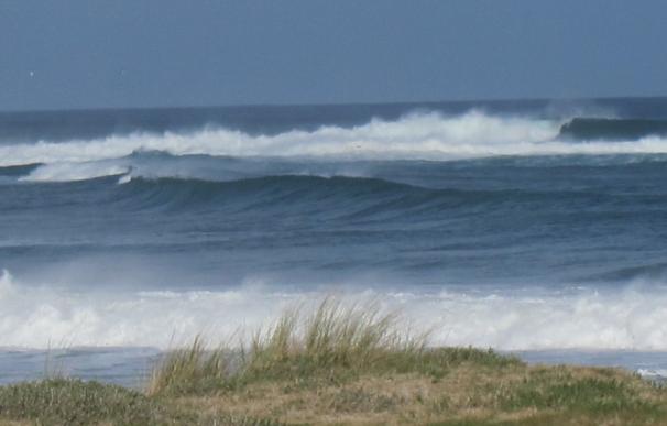 Alerta en Asturias por olas y vientos