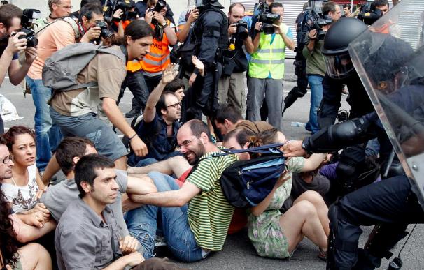Un juez investiga a responsables de los Mossos y el Ayuntamiento por las cargas en plaza de Catalunya
