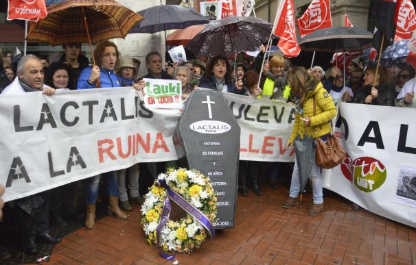 Cientos de personas se concentran en Valladolid en contra del cierre de las factorías de Lauki y Dulciora