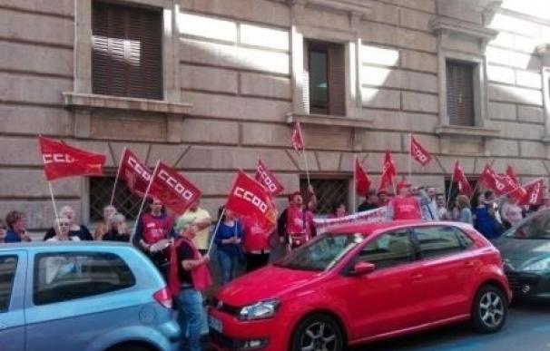 Unos 60 manifestantes se concentran frente al IbSalut por la readmisión de un trabajador de Son Espases, según CCOO