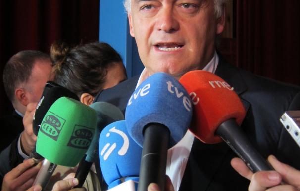 González Pons dice que el panorama político del futuro no será "izquierda-derecha sino "democracia-populismo"