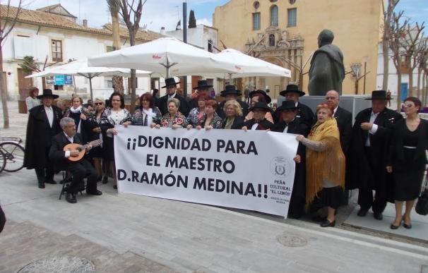 Celebran con "éxito" una protesta para una reubicación del busto del compositor Ramón Medina