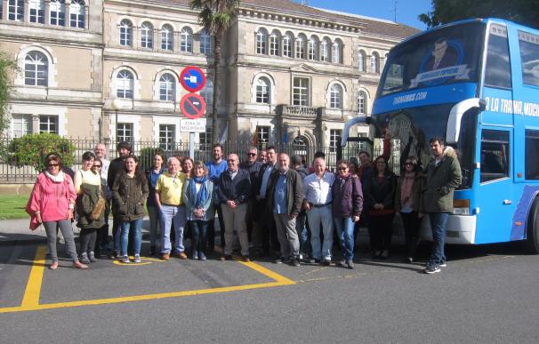 El 'Tramabús' de Podemos finaliza su periplo por Galicia frente a la sede de la Xunta