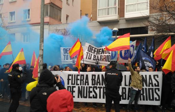 Decenas de simpatizantes de extrema derecha se concentran en Madrid sin incidentes en contra de las bandas latinas