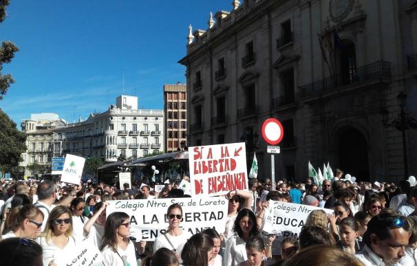 Miles de personas claman en Valencia contra la supresión del concierto educativo en Bachiller