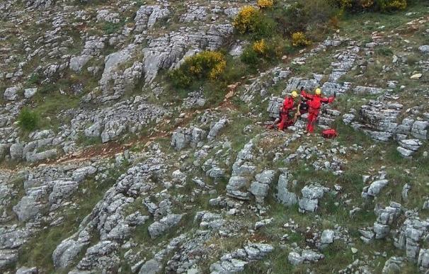El Grupo de Rescate asiste a un montañero indispuesto en el pico Polvareda, en Villalfeide (León)