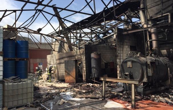 Los bomberos dan por extinguido el incendio de Arganda pero continúan trabajando para enfriar y evitar desprendimientos
